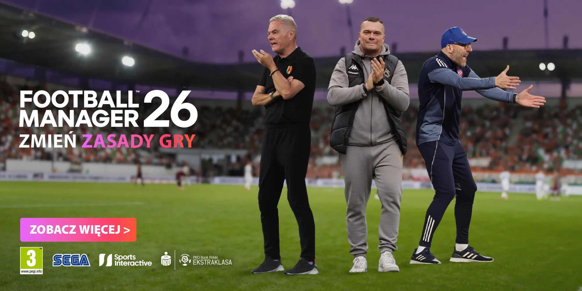 Na zdjęciu widoczni są trenerzy piłkarscy, którzy energetycznie komentują przebieg meczu na stadionie, z hasłem promującym grę
