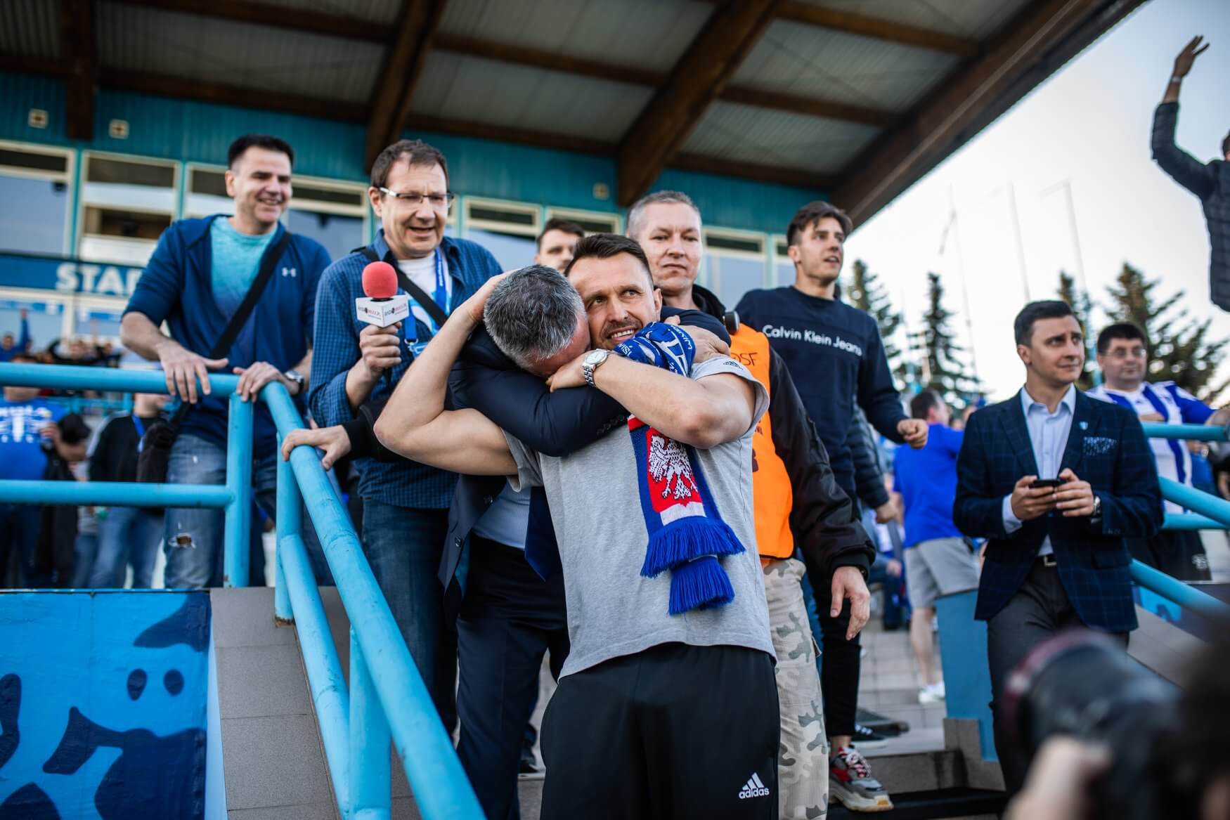 Radość kibiców z utrzymania w Ekstraklasie
