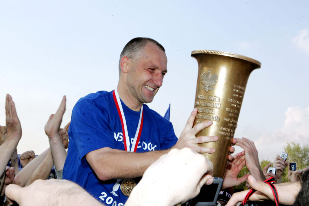 Zawodnik Wisły Płock z Pucharem Polski - Fot. Włodzimierz Sierakowski