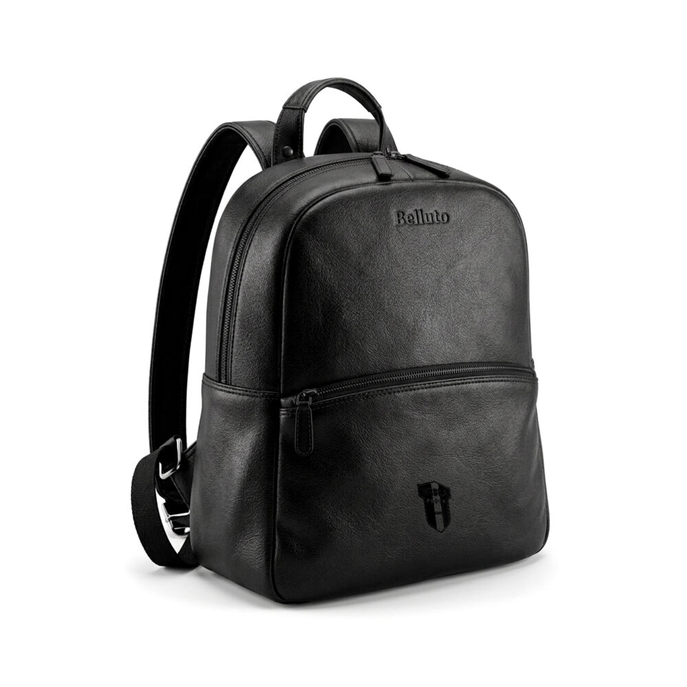 Czarny skórzany plecak męski z logo Belluto, z przednią kieszenią zapinaną na zamek i dwoma suwakami przy górnym zamknięciu.