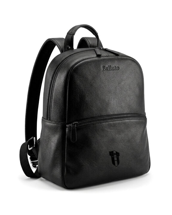 Czarny skórzany plecak męski z logo Belluto, z przednią kieszenią zapinaną na zamek i dwoma suwakami przy górnym zamknięciu.
