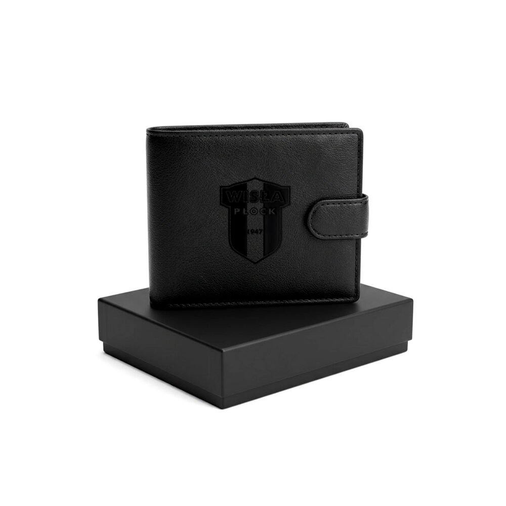 Czarny, skórzany portfel męski z logo Wisła Płock, umieszczony na czarnym pudełku.