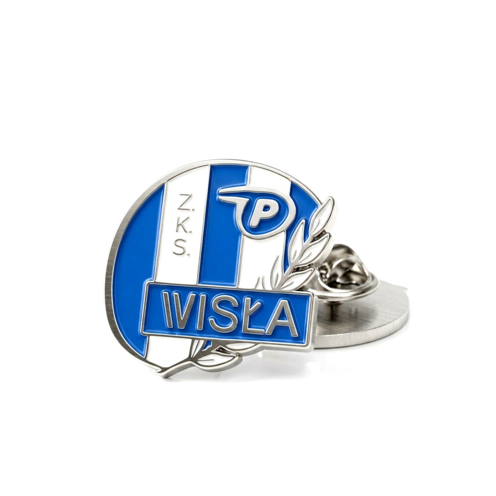 Okrągły, metalowy pin w klubowych barwach Wisły Płock: niebiesko-białe tło z napisem WISLA i gałązką laurową.