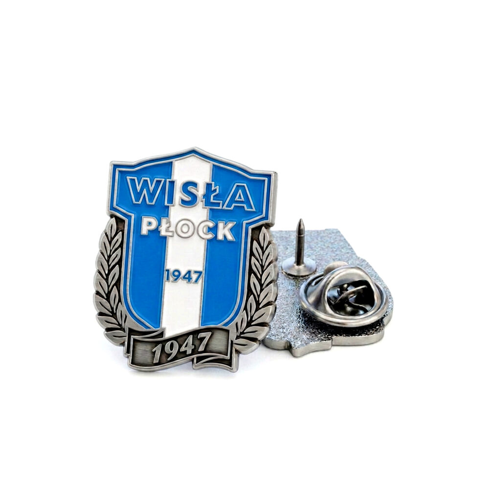 Kibicowski pin szalikowy z herbem Wisły Płock w barwach niebiesko-białych i napisem 1947.
