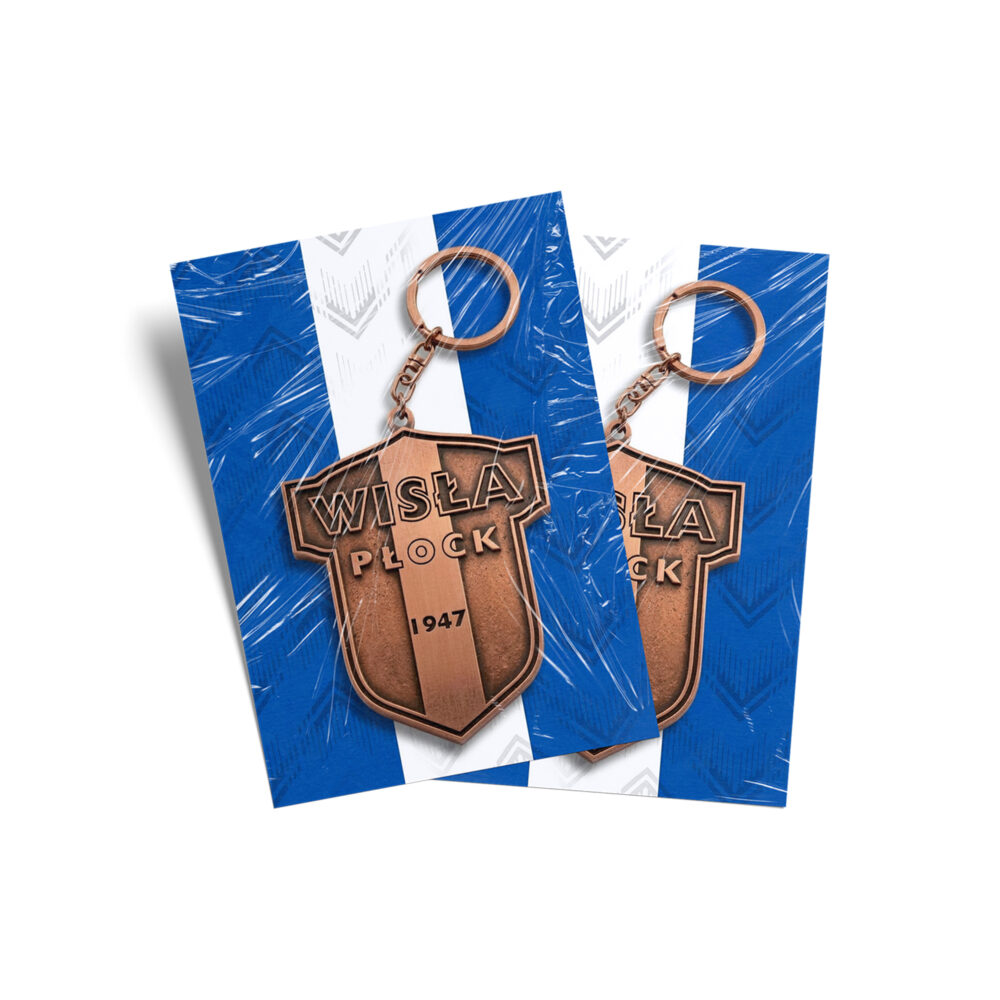 Dwa miedziane breloki z herbem Wisły Płock (rok 1947) na tle niebiesko-białych kart.