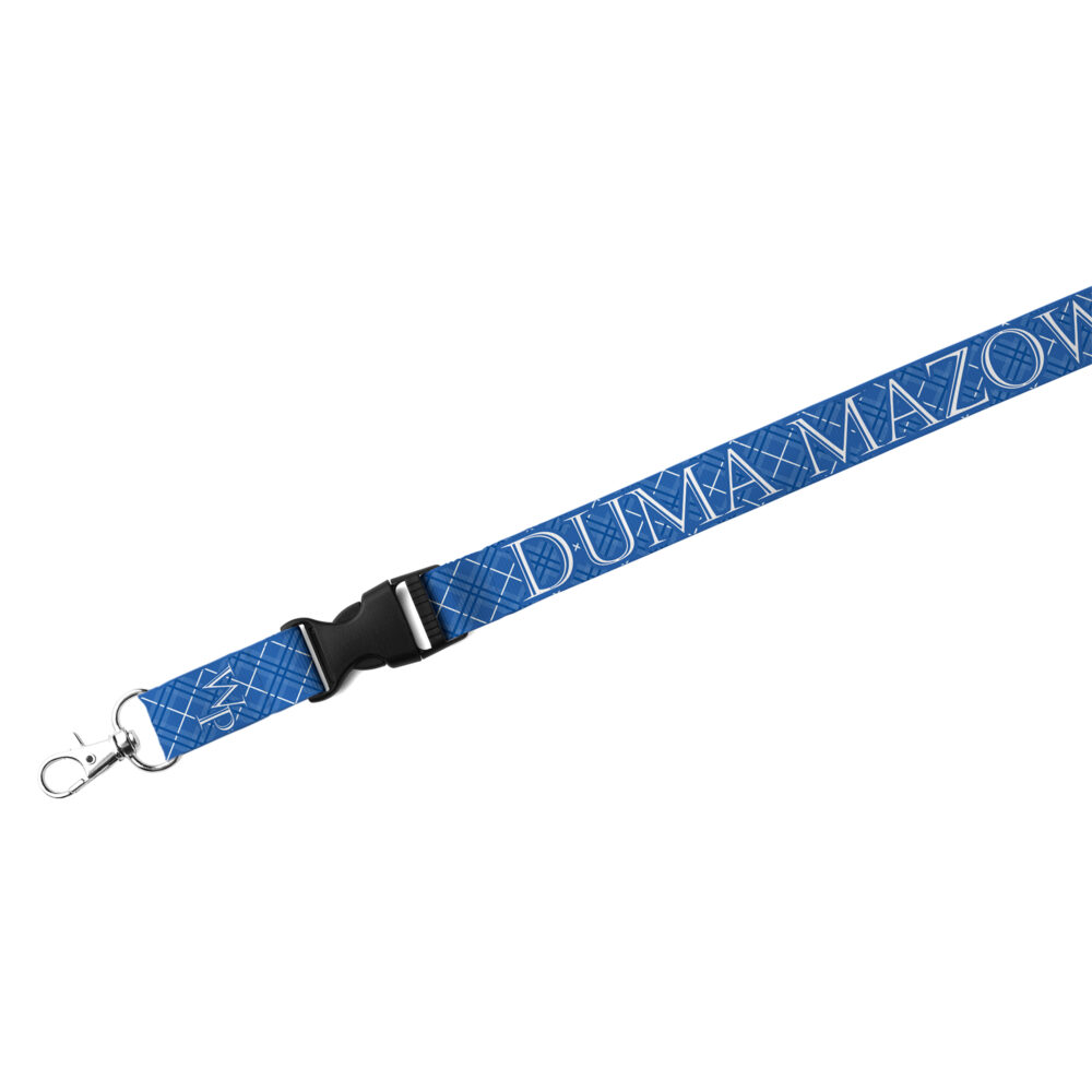 Niebiesko-biała smycz z geometrycznym wzorem i napisem, zakończona czarną plastikową klamrą i metalowym karabińczykiem.