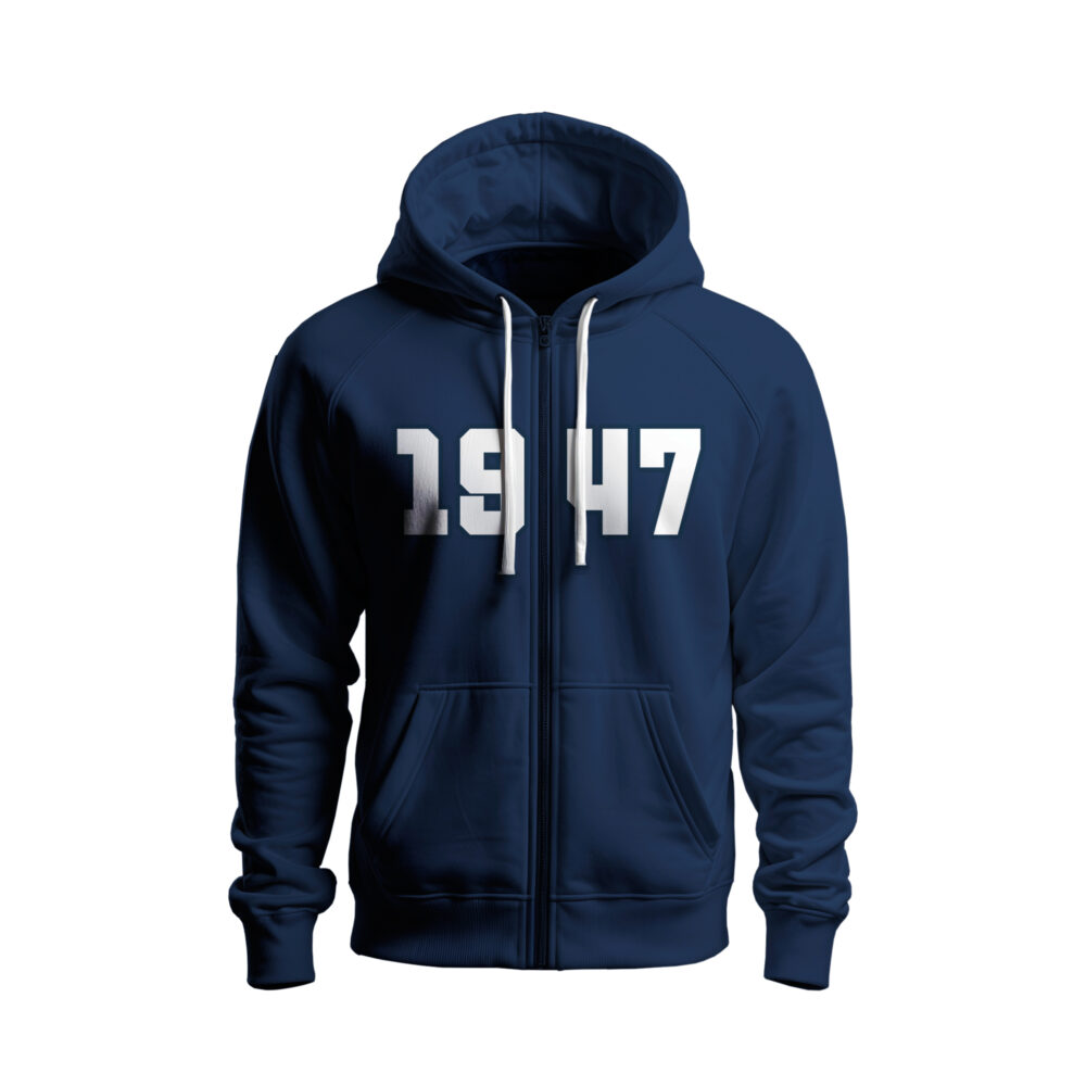 Niebieska dziecięca bluza z kapturem na zamek i białymi sznurkami, z dużymi cyframi 1947 na przodzie.