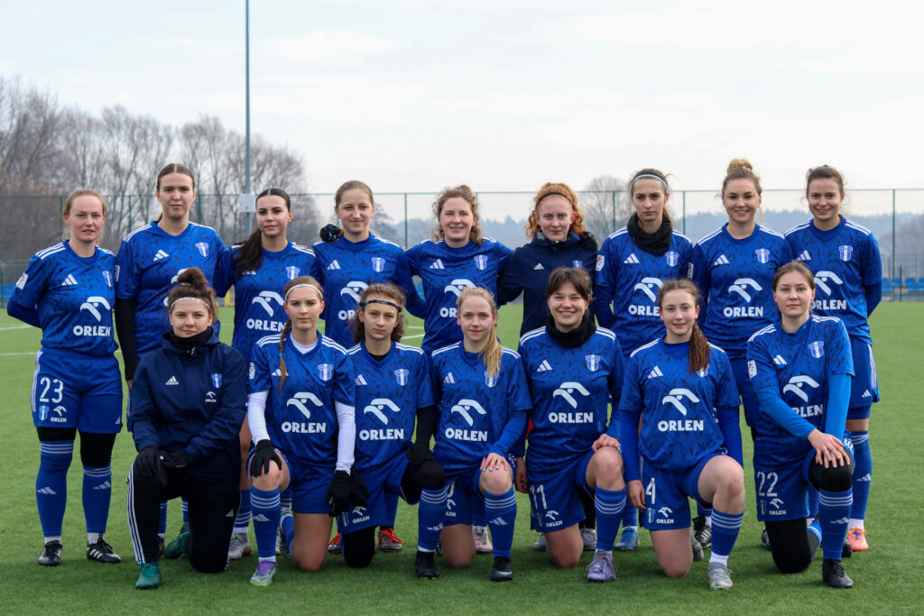 Zespół piłkarek Nafciarki w niebieskich koszulkach z logo ORLEN na boisku podczas Lubart Cup 4.