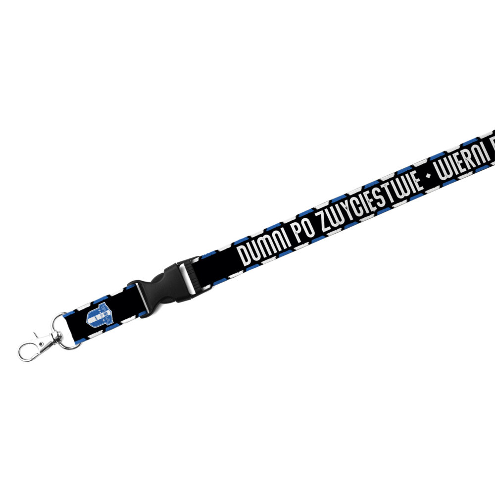 Smycz z klubowym logo Wisły Płock i napisem „Dumni po zwycięstwie”, utrzymana w czarnych barwach z niebieskimi i białymi akcentami, pokazana na białym tle.