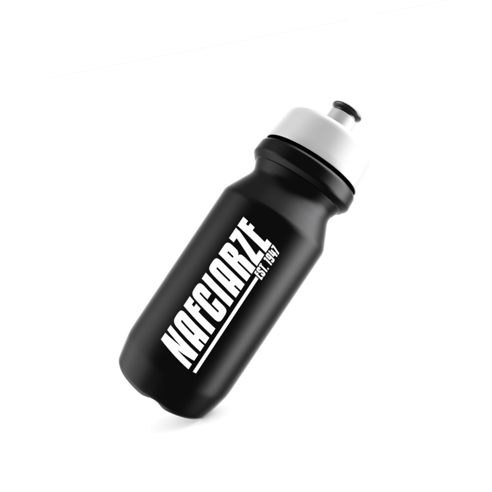 Czarny bidon sportowy z białą nakrętką ustawiony na białym tle, na boku widnieje duży, ukośny biały napis.