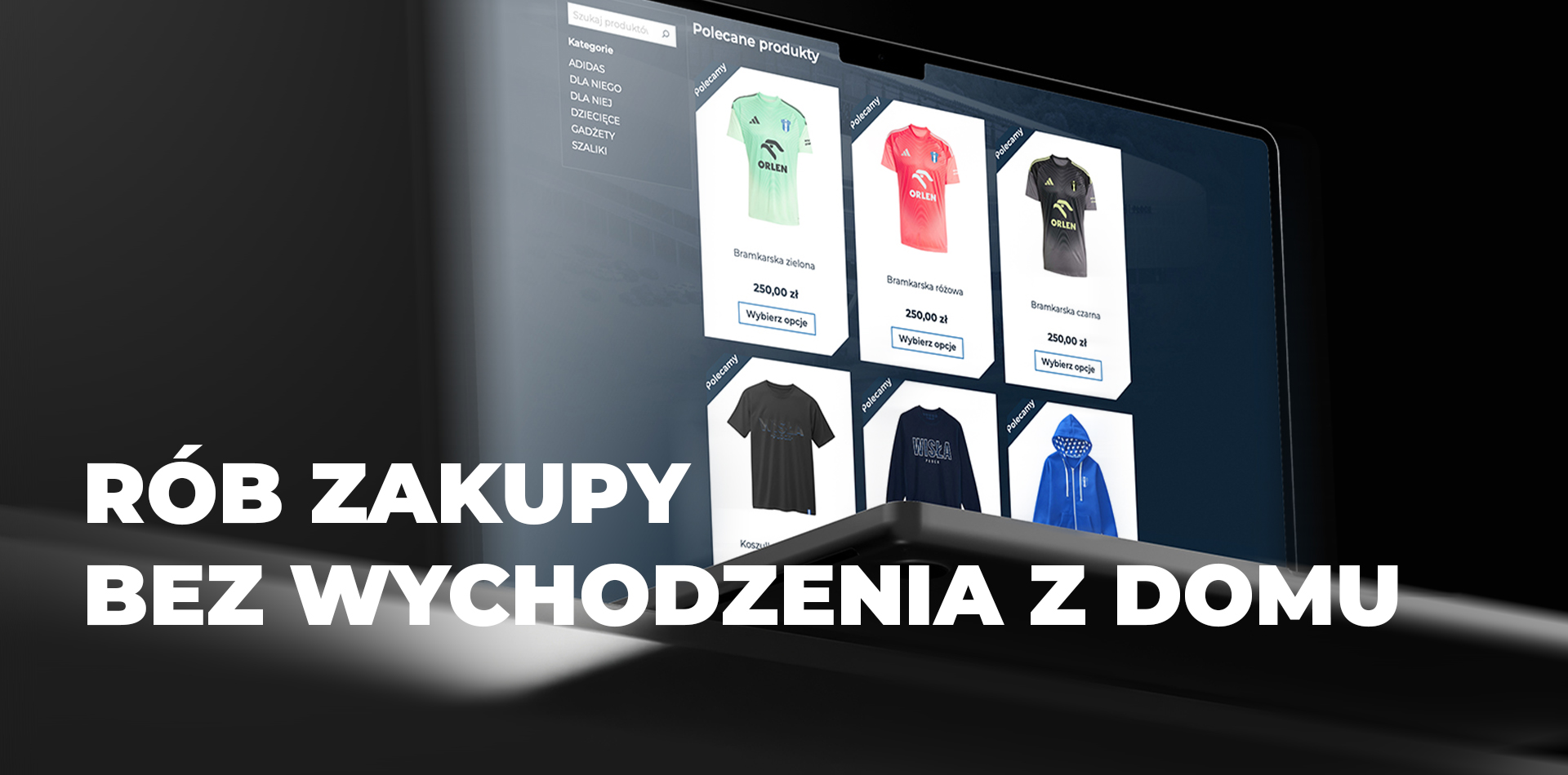 Laptop z wyświetloną stroną sklepu internetowego prezentującą koszulki i duży napis promocyjny „RÓB ZAKUPY BEZ WYCHODZENIA Z DOMU”.