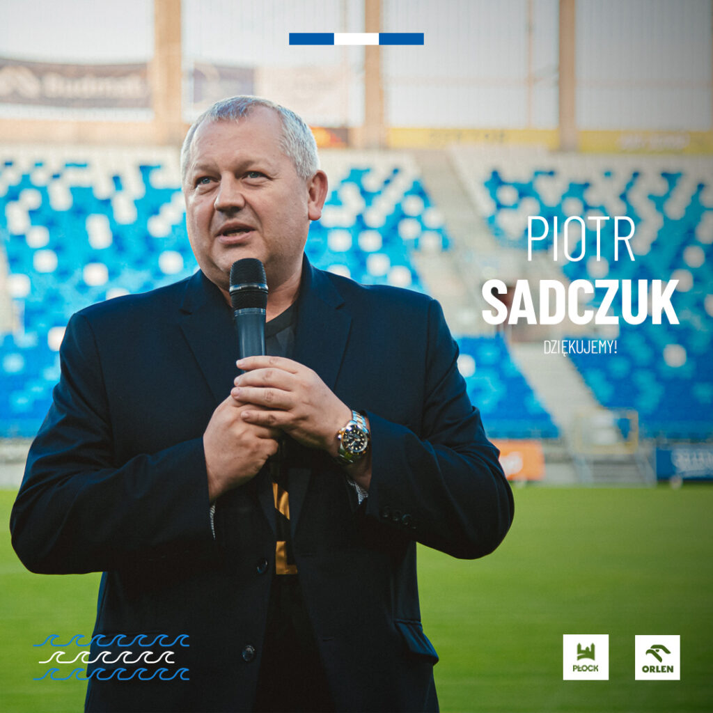 Mężczyzna w garniturze przemawia do mikrofonu na tle stadionu podczas ogłaszania zmian w zarządzie Wisły Płock S.A.