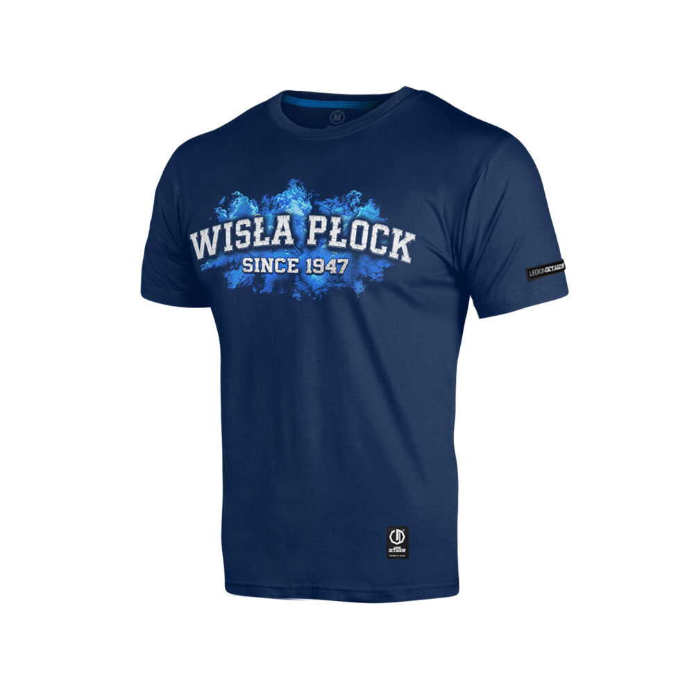 Niebieska koszulka na manekinie z nadrukiem „WISLA PLOCK SINCE 1947” na tle niebieskiej plamy.