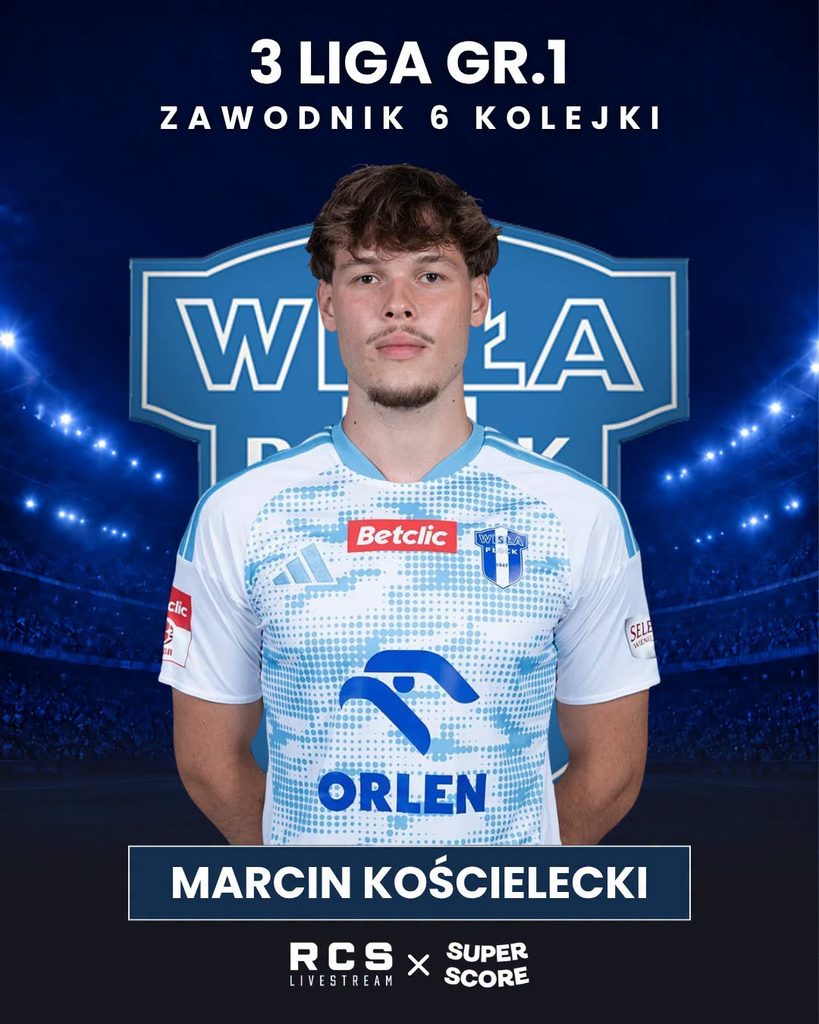 Portret piłkarza w biało-niebieskiej koszulce Wisły Płock na tle klubowego logo i stadionowego plakatu.